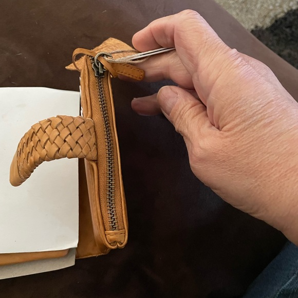 Tan Leather Trifold Wallet NWT 5 X 4 - Picture 15 of 16